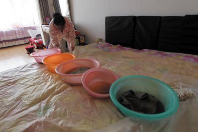 遵化楼上漏水，住户失联，小区没物管，业主维权难！律师来支招……
